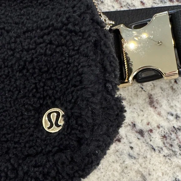 Lululemon Like New Black Sherpa Everywhere Belt Bag 1L - Picture 2 of 7